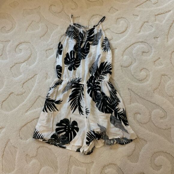 Old Navy Black And White Jungle Leaf Print Romper - Picture 2 of 4